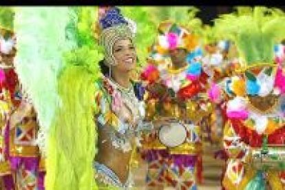 Río de Jainero celebra uno de los carnavales más famosos del mundo. Miles de personas se lanzan a la calle al rítmo que marca la samba