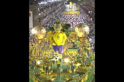 Aunque Ronaldo, el astro del fútbol brasileño, no estuvo presente en el carnaval de Río de Janeiro como en otros años, tuvo una carroza en su honor coronada con una inmensa figura suya