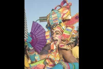 Un bailarín brasileño participa en una de las fiestas organizadas en la playa de Ipanema