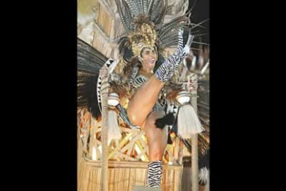 Las distinas escuelas de samba, en la imagen una bailarina de la de Tradicao, preparan sus actuaciones para el carnaval durante todo el año