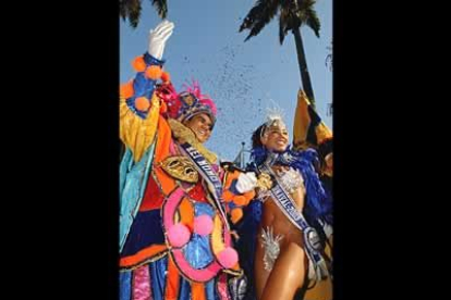 El rey Momo, Alex de Oliveira, acompañado por la reina del carnaval de Rio, Amanda Barbosa