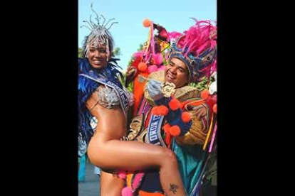 La reina del carnaval rodea con sus piernas al rey Momo que levanta la simbólica llave de la ciudad de Río de Janeiro