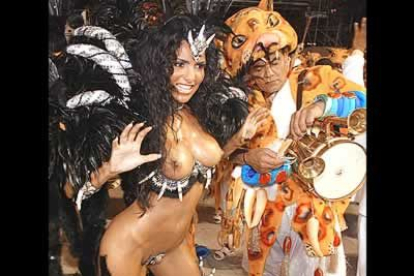 Reina de una de las mejores escuelas de samba de Rio de Janeiro, muestra del exotismo que caracteriza a las particpantes del carnaval brasileño