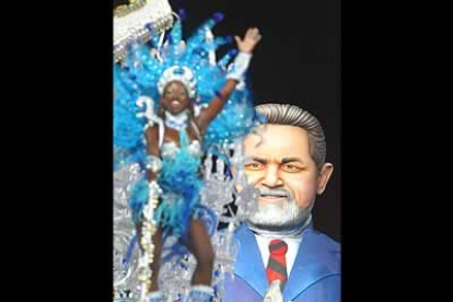 Una gran estatua del actual presidente del Brasil, Luiz  Inacio Lula da Silva, desfiló por el carnaval rodeado por los bailarines de la escuela Beija Flor