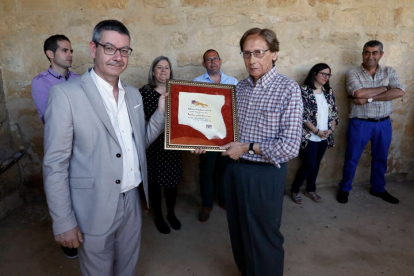 Cuevas recibe el premio de relatos en San Miguel de Escalada. DL