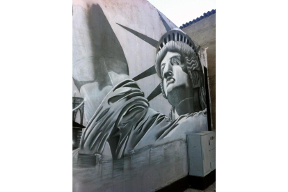 Detalle del primer mural de Asier Vera en la calle San Fructuoso.  L. DE LA MATA