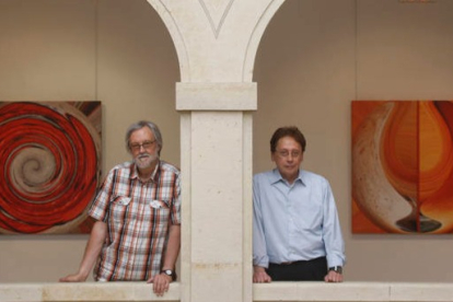 Marcelino Cuevas y Vicente García, en la presentación de la exposición 'Coordenadas polares'. DL