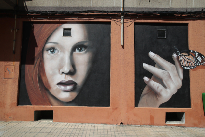 Nuevo mural de Asier Vera en la calle San Fructuoso.  L. DE LA MATA