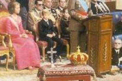 La corona que presidirá la ceremonia de entronización de Felipe VI y que presidió la de su padre don Juan Carlos