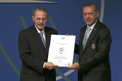 El primer ministro turco Recep Tayyip Erdogan y el presidente del Comité Olímpico Internacional (COI) Jacques Rogge este sábado en Buenos Aires (Argentina), en la que la candidatura de Estambul 2020 fue la primera en realizar su presentación.