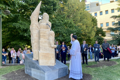 El reverendo Fláker bendice el monumento. MIGUEL FB
