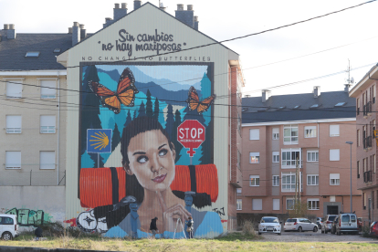 Mural contra la violencia de género pintado para el Ayuntamiento de Ponferrada, cerca del tramo más alejado de la avenida de Castillo.  L. DE LA MATA
