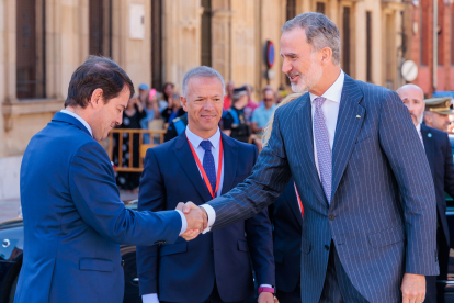 Alfonso Fernández Mañueco saluda al Rey Felipe VI. JCYL