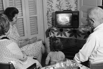 Una familia parisina observa en directo la llegada del hombre a la Luna el 21 de julio del 1969.