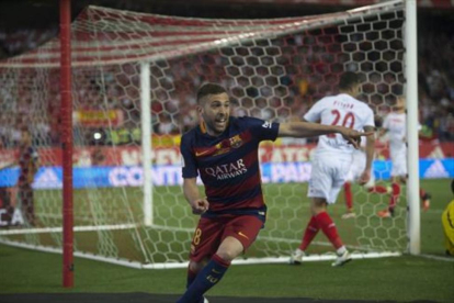 Jordi Alba corre a celebrar su gol tras marcar de tiro cruzado