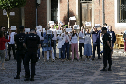 Protestas a las puertas de la Colegiata de San Isidoro. FERNANDO OTERO