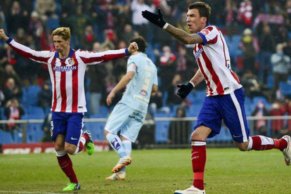 Mandzukic y Torres (detrás) celebran el gol del croata ante el Granada en el Calderón.
