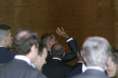 El Rey Felipe VI saluda dentro de San Isidoro. FERNANDO OTERO