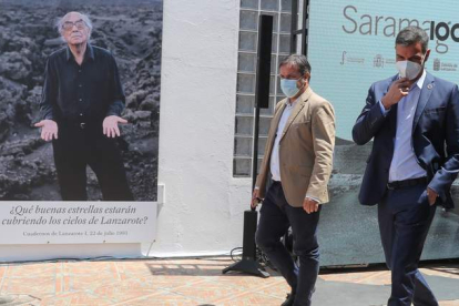 Pedro Sánchez, durante el acto celebrado ayer en la casa del Premio Nobel José Saramago en Tías (Lanzarote). ELVIRA URQUIJO A.