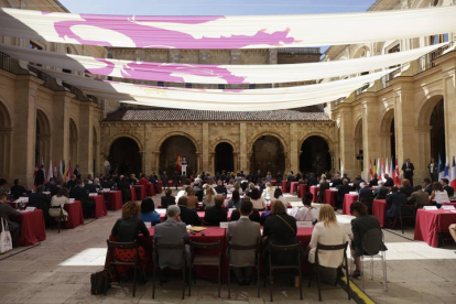 Cumbre internacional sobre el parlamentarismo en la basílica de San Isidoro. FERNANDO OTERO