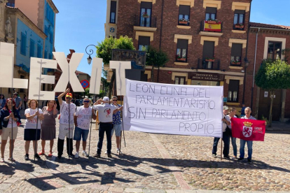 Protesta de Conceyu ante la Cumbre Internacional que acoge León. DL