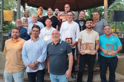 Foto de familia de los premiados en la XXI Feria del Vino de la DO León. DL