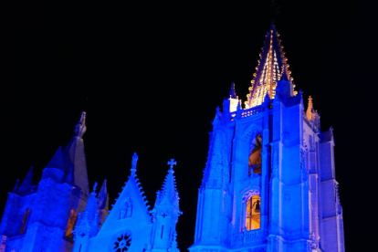 La Catedral, iluminada de azul con motivo de la cumbre europea que acoge León. JAVIER FERNÁNDEZ ZARDÓN
