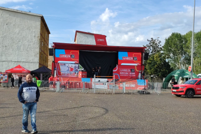 La Vuelta viste del mejor ciclismo a La Bañeza. M. Á. T.