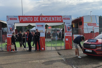 La Vuelta viste del mejor ciclismo a La Bañeza. M. Á. T.