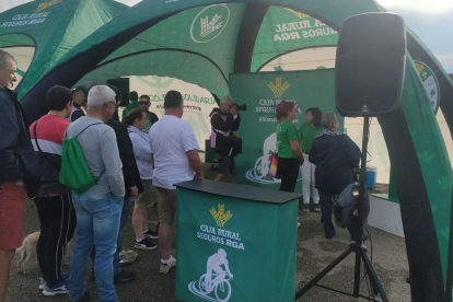 La bicicleta solidaria, gracias a la cual donan por cada kilómetro dos euros para la asociación Española Contra el cáncer.  M. Á. T.