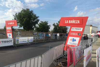 La Vuelta viste del mejor ciclismo a La Bañeza. M. Á. T.