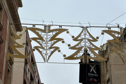 Detalle de la iluminación navideña de una calle del centro de León. M. R,