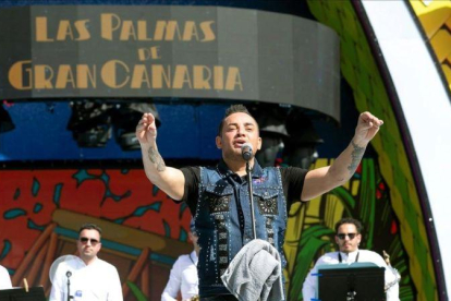 Manny Manuel, en el escenario en el Carnaval de Las Palmas de Gran Canaria, justo antes de ser expulsado.