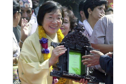 Tabei recibe un galardón en Katmandú en el 2003.