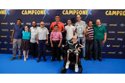 Foto de familia de los protagonistas de ‘Campeonex’ con el director Javier Fesser y, en primer término, ‘Brianeitor’. J.J. GUILLÉN