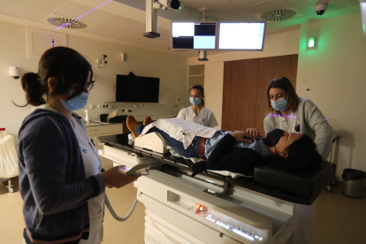 Un paciente tratado con un acelerador lineal en el Hospital de León. RAMIRO