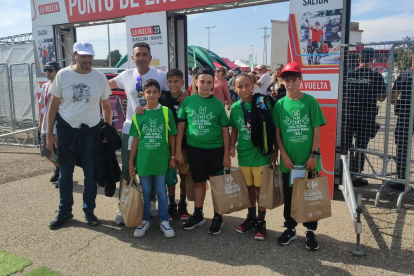 Javier Pascual con varios jóvenes ciclistas. Javier fue corredor profesional y uno de los grandes ciclistas que ha dado esta provincia. M. Á. T.