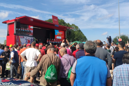 Presentación del equipo Lotto con el ciclista que ganó este año la Vuelta a Castilla y León, Eduardo Sepúlveda. M. Á. T.