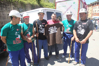 Eduardo González entrega la camiseta de los encerrados en Temor de Arriba. LUIS DE LA MATA
