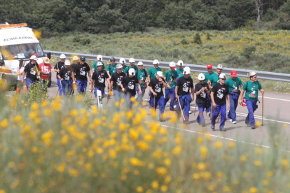 Mineros durante la III Marcha Minera.   LUIS DE LA MATA