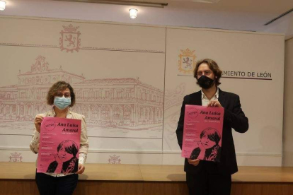Fernández y Saravia, ayer, en la presentación del premio. DL