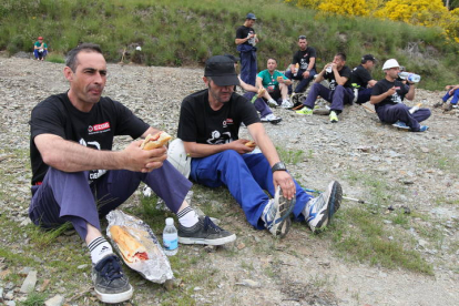 Mineros comiendo durante la III Marcha Minera. NOBERTO.