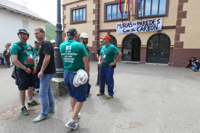 Mineros en Murias de Paredes durante  la III Marcha Minera. NOBERTO.