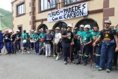 Mineros en Murias de Paredes durante  la III Marcha Minera. NOBERTO
