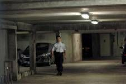Un agente de las fuerzas de seguridad gala vigila en el interior del garaje del centro de Biarritz