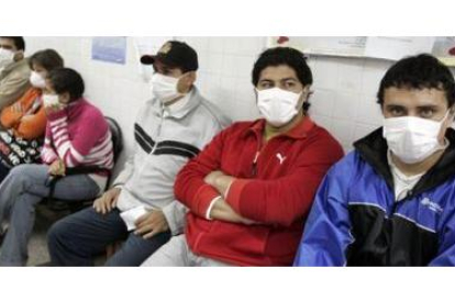 Un grupo de personas espera atención médica en Paraguay.