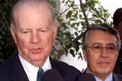 James Baker, a la izquierda, junto al ministro de exteriores alauí, durante su visita a Marruecos