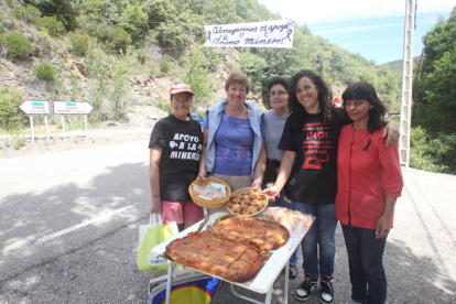 Mujeres prepararon comida a los mineros durante la III Marcha Minera. LUIS DE LA MATA