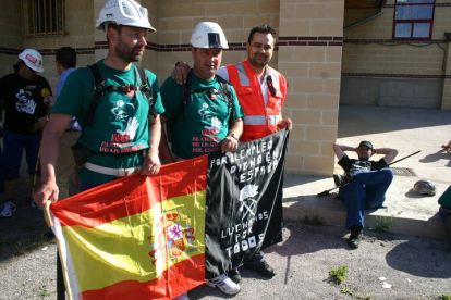 Mineros con la bandera de España durante la III Marcha Minera.  ANA F BARREDO