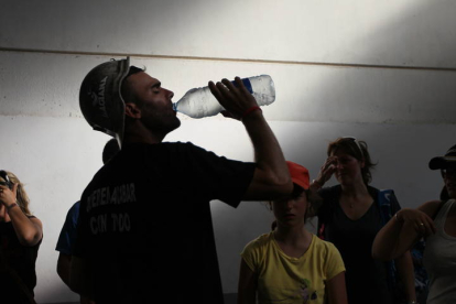 Minero bebiendo agua durante la III Marcha Minera. NOBERTO